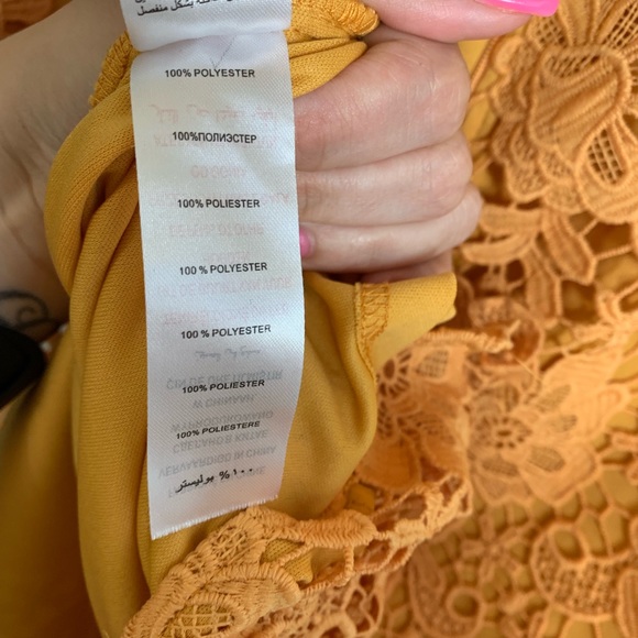 Stunning Paper Dolls Crochet Dress - Picture 4 of 6